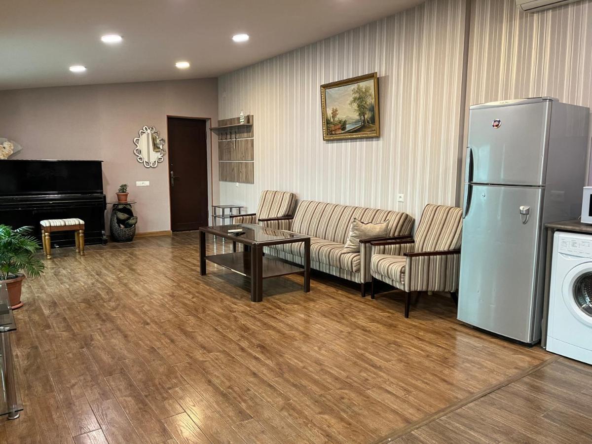 Bright Guesthouse In The Center Of Yerevan! Exterior photo